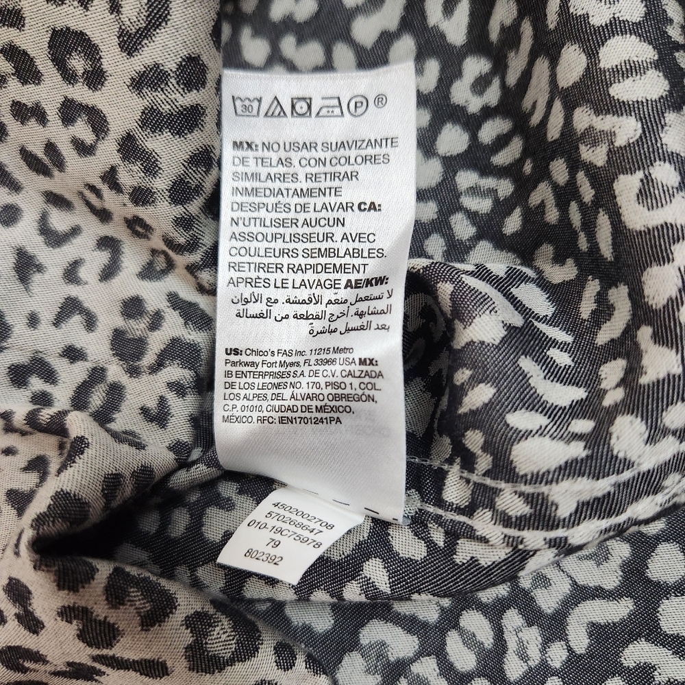Chico's No-Iron Coolmax All Season Snow Leopard Print Button Down Shirt 0 4/6 - Picture 9 of 9